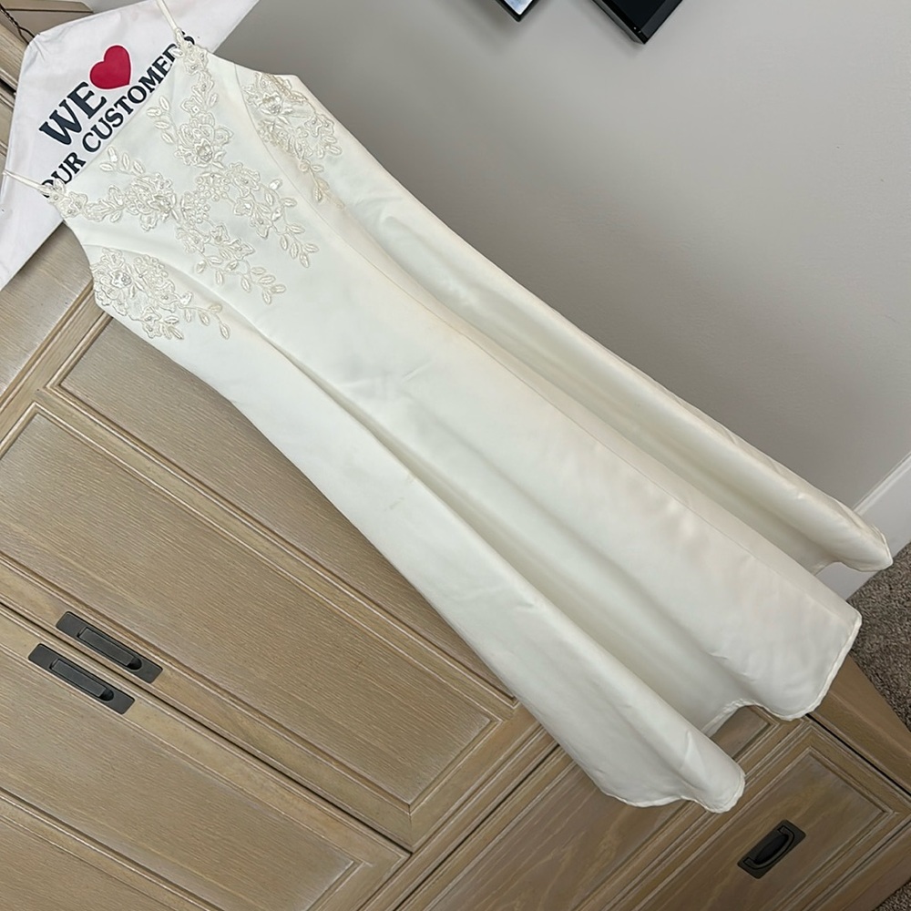 Girls size 7 davids bridal flower girl dress.  Beautiful beaded.  Zips up back